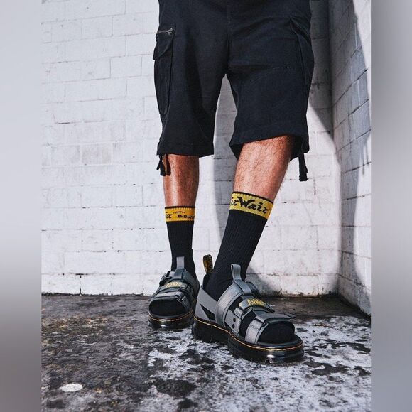 NWOB Dr. Martens Pearson Webbing  Element Sandals in Black unisex Leather - Picture 1 of 13